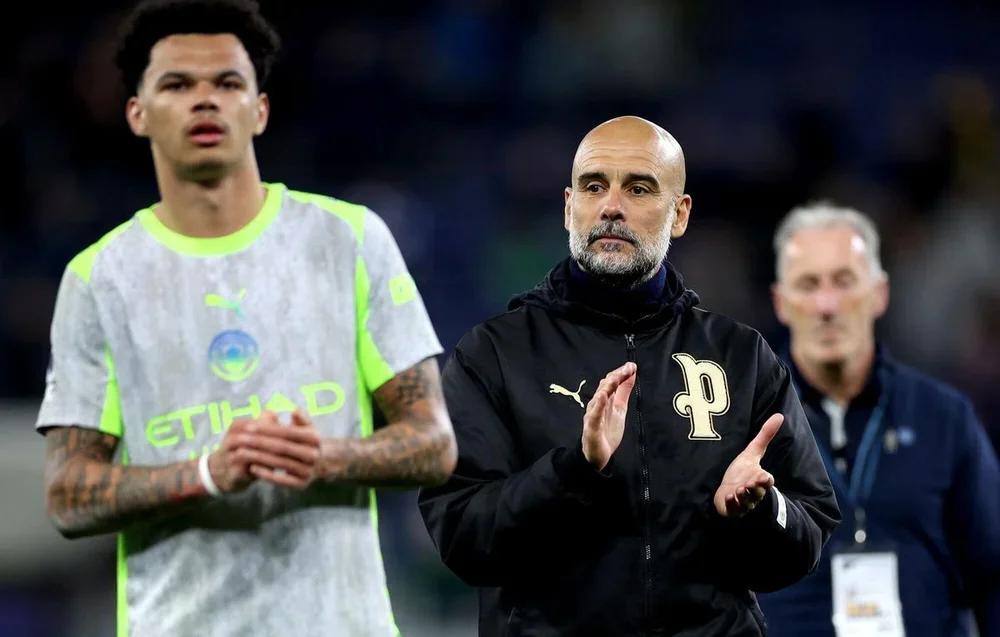 Pep Guardiola, entrenador del Manchester City, y Nico O'Reilly aplauden tras el partido ante el Everton