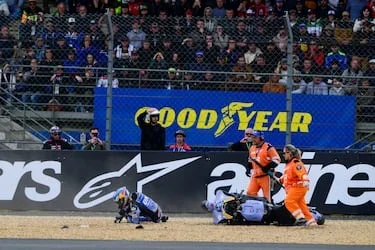 Caída del piloto español Alex Márquez de Gresini Racing durante el Gran Premio de Francia de MotoGP.