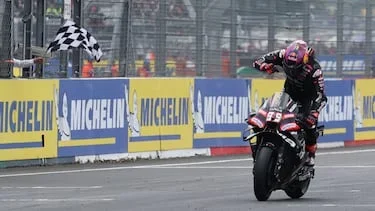 Jorge Martín traspasa la línea de meta en primera posición en el Gran Premio de Francia de MotoGP.