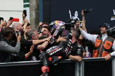 Celebración del piloto español de Aprilia Racing, Jorge Martín, tras proclamarse ganador del Gran Premio de Francia de MotoGP.