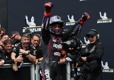 Celebración del piloto español de Aprilia Racing, Jorge Martín, tras proclamarse ganador del Gran Premio de Francia de MotoGP.